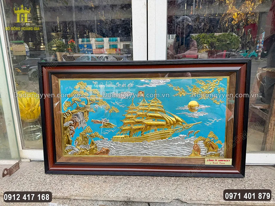 Họa tiết hoa văn được d&aacute;t v&agrave;ng d&aacute;t bạc sang trọng